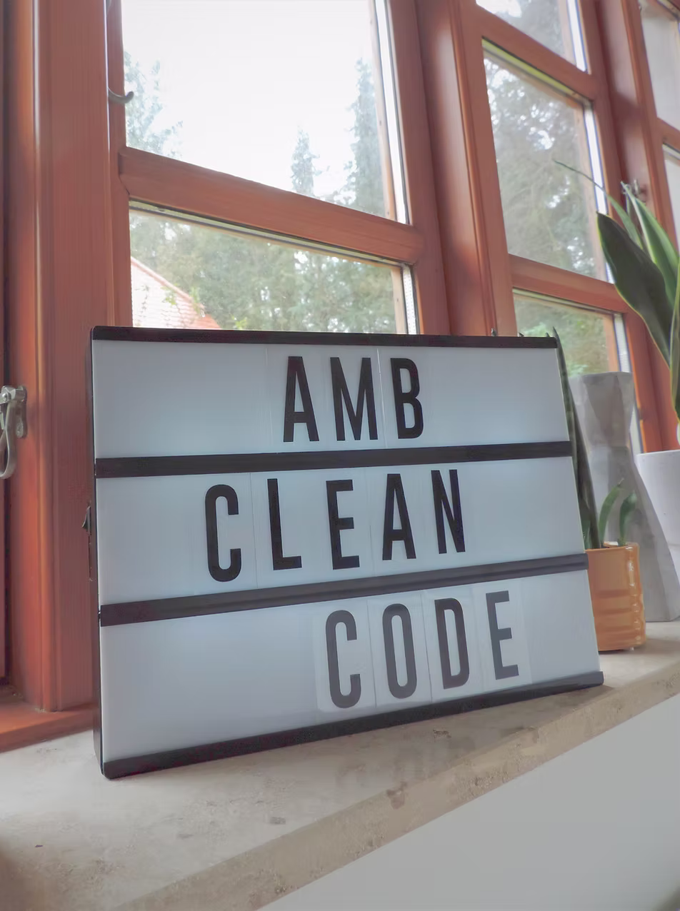 Eine Dekoration mit CleanCode als Aufschrift